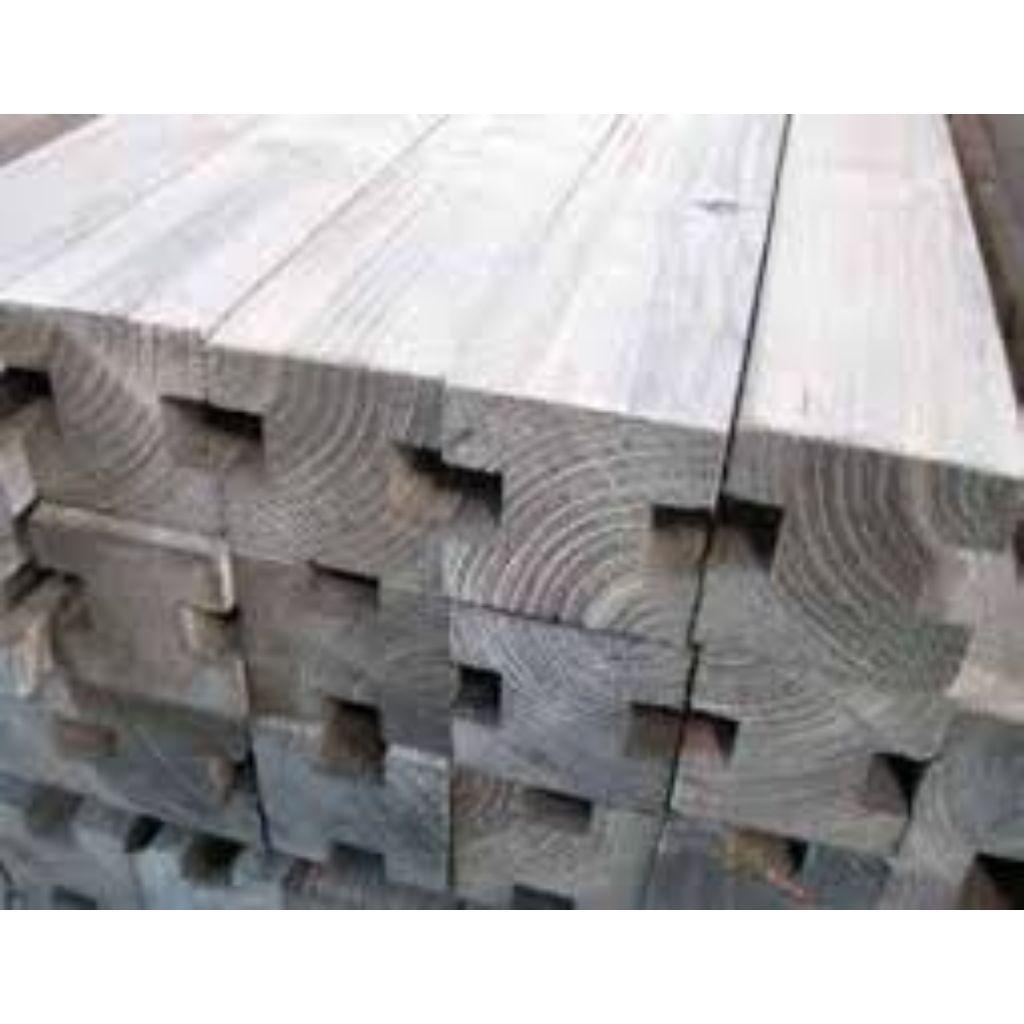 Poteaux rainurés en bois